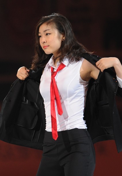 Với chiếc HCV tại thế vận hội mùa đông Vancouver 2010, cùng chức vô địch thế giới năm 2009, VĐV trượt băng nghệ thuật Kim Yu-na trở thành một trong những biểu tượng của làng thể thao Hàn Quốc. Không chỉ vậy, cô gái 22 tuổi này từng được tờ Times (Mỹ) bầu chọn vào top 100 người có ảnh hưởng nhất thế giới.